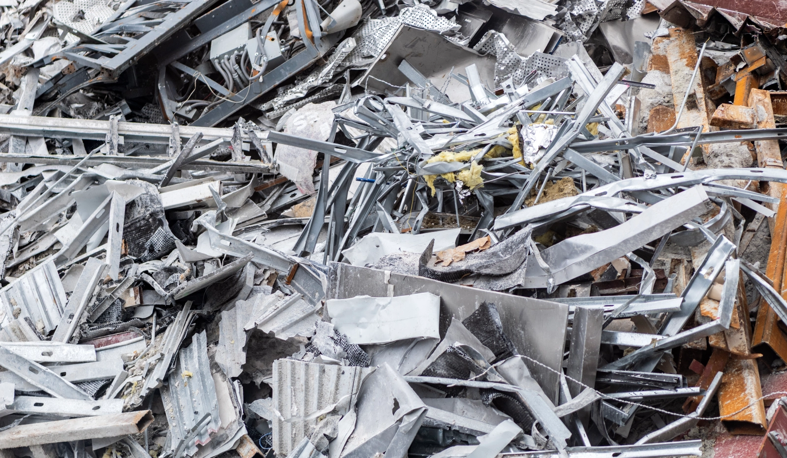 Aluminium sheets and frames segregated after an office dismantling
